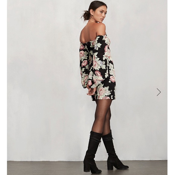 ❌SOLD❌ Reformation Casanova Off Shoulder Dress 2 - Picture 5 of 8